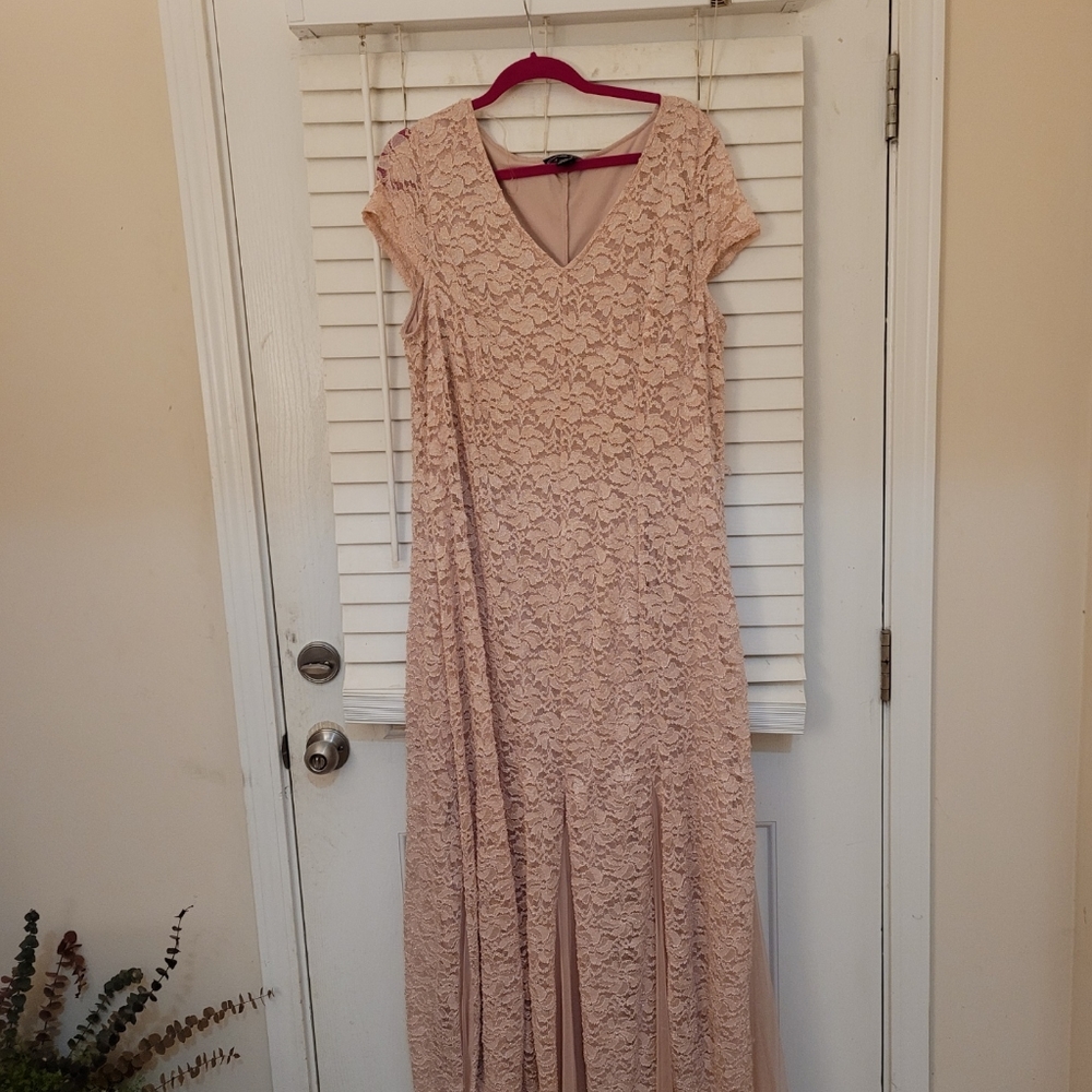 Candelite Woman Elegant Full Length Lace Gown 2X